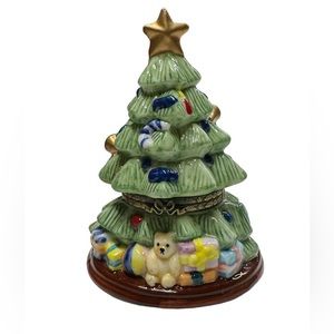 Ceramic Christmas tree my hinged box collection by Herco. Opening ceramic box.